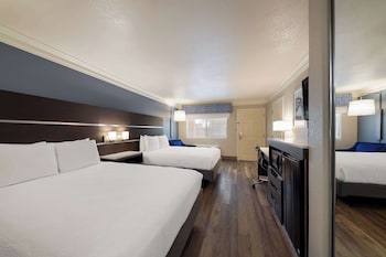 Standard Room, 2 Queen Beds, Accessible, Bathtub