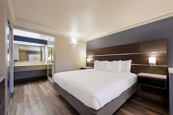 Standard Room, 1 King Bed, Non Smoking, Microwave