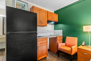 Room, 1 King Bed, Non Smoking, Kitchenette