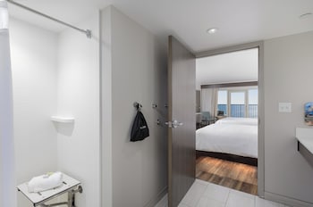 Standard Room, 2 Queen Beds, Transfer Shower, Non Smoking (Communications)