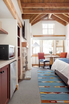 Studio - Cottage Room