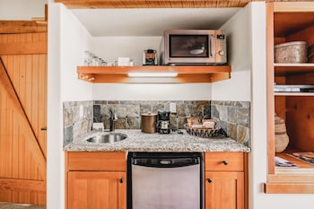 Studio - Cottage Room