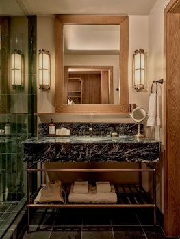Timp View King - Inn Room