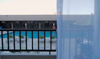 Room (Coast Queen Pool Level with Sofa Bed)