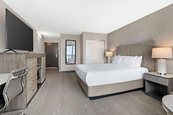 Standard Room, 1 Queen Bed, Refrigerator & Microwave, Oceanfront (Non Pet Friendly)
