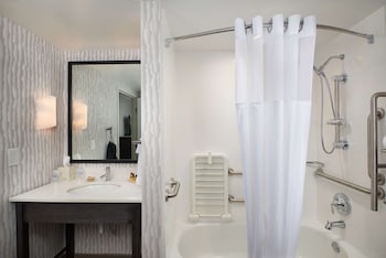 Standard Room, 1 King Bed, Bathtub (Non Pet Friendly)