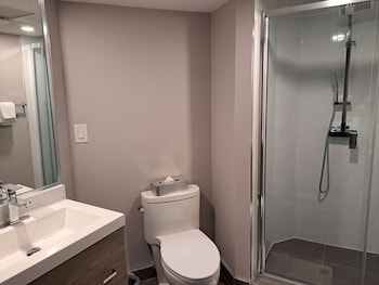 Standard Room, 1 Queen Bed, Non Smoking (Shower Only)