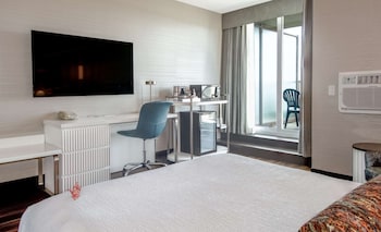 Premium Room, 1 Queen Bed (Coast Premium Queen)