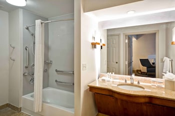 Suite, 1 King Bed with Sofa bed, Accessible (Bathtub)