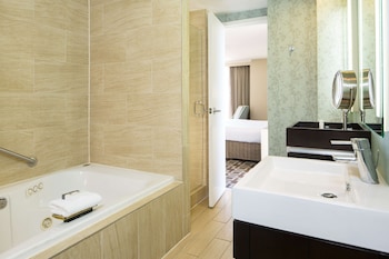Suite, 1 King Bed, Jetted Tub