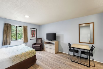 Room, 1 Queen Bed, Non Smoking (Efficiency, Upgrade)