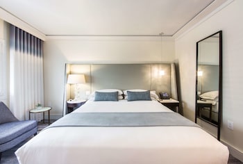 One Bedroom Suite - Roll-in Shower