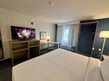 Room, 1 King Bed, Accessible (Mobility & Hearing, Roll-in Shower)
