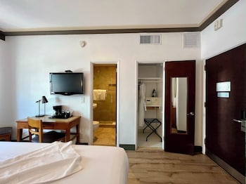 Superior Room, 1 Queen Bed, Partial Ocean View