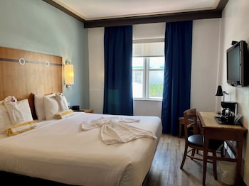 Superior Room, 1 Queen Bed, Partial Ocean View