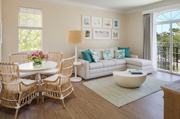 Standard Suite, 1 King Bed with Sofa bed (Standard View)