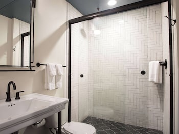 Standard Room, 1 Queen Bed (Interior Queen)