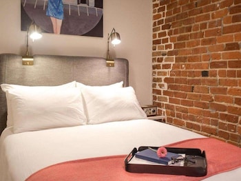 Standard Room, 1 Queen Bed (Interior Queen)