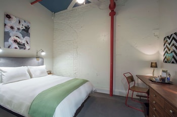 Standard Room, 1 Queen Bed (Interior Queen)