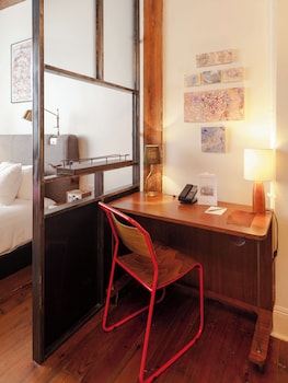 Suite, 1 King Bed with Sofa bed (Artist Loft Suite)