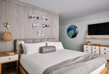 Suite, Pool View (King and Bunk)