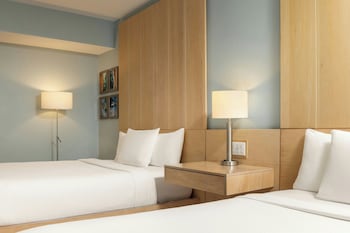 Room, 2 Queen Beds (Pool View)