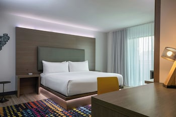 Chic, Room, 1 King Bed, Pool View