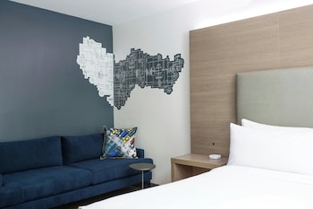 Chic, Suite, 1 King Bed, Pool View