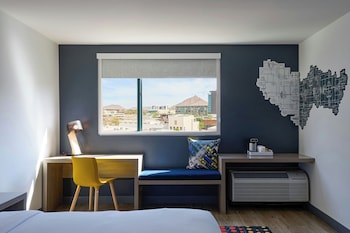 Chic, Room, 1 King Bed, Pool View