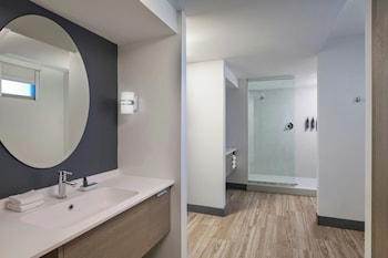 Suite, 1 King Bed, Balcony
