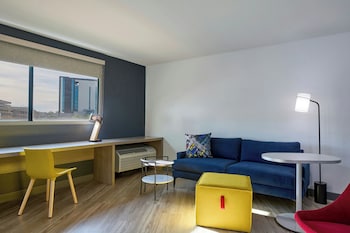 Chic, Suite, 1 King Bed, Pool View