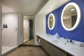 Chic, Suite, 1 King Bed, Pool View