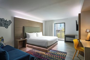 Chic, Suite, 1 King Bed, Pool View