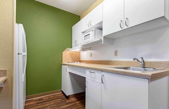 Room, 1 King Bed, Mobility Accessible, Non Smoking (Roll-In Shower, Kitchen)