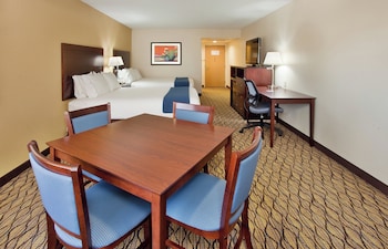 Room, 2 Queen Beds, Pool View (Dining Area)