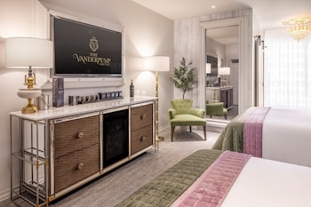 Vanderpump Room, 2 Queens, Strip View