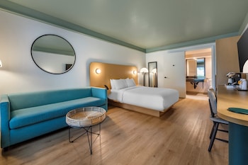 Standard Room, 1 King Bed