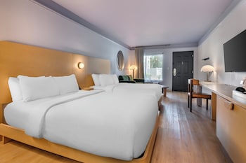 Standard Room, 2 Queen Beds, Pool View