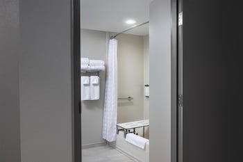 Room, Multiple Beds, Bathtub