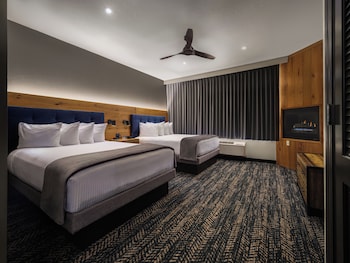 Suite, 1 Bedroom, 2 Queen Beds, Fireplace