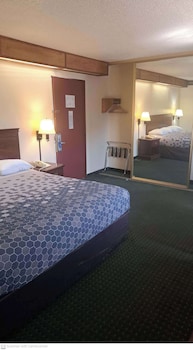 Basic Room, 1 King Bed