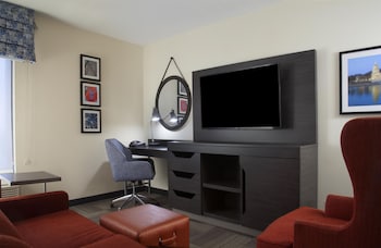 Deluxe Room, 1 King Bed with Sofa bed, Accessible, Jetted Tub (Hearing)