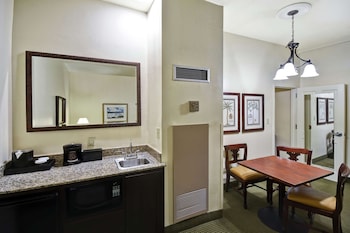 Suite, 1 King Bed (2 Rooms, Whirlpool)