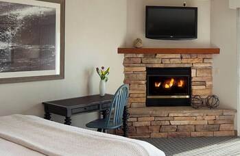 Suite, 1 King Bed with Sofa bed, Fireplace, Ocean View (Patio)