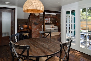 Cottage 2 with Fireplace and Hot Tub