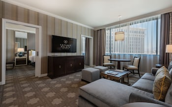 Julius Signature Level Suite King
