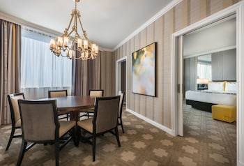 Julius Signature Level Executive View Suite King