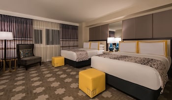 Julius Deluxe Room, 2 Queen Beds, Non Smoking