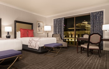 Palace Premium Studio, 2 Queen, Non-Smoking (Newly Renovated)