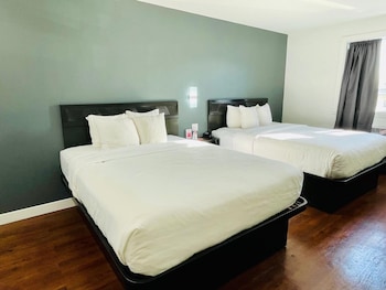 Room, 2 Queen Beds, Non Smoking, Jetted Tub